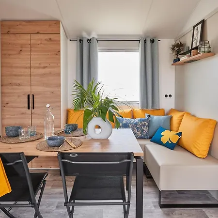 Camping Mobil-home Avec Terrasse à Hyères, Idéal Pour 4 Personnes - Api-1-52-1135