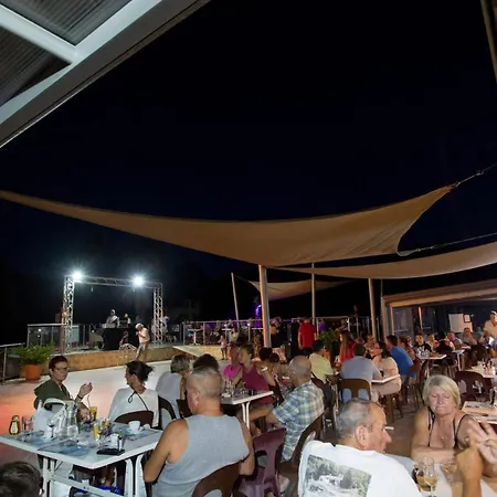 Camping Mobil-home Avec Terrasse à Hyères, Idéal Pour 4 Personnes - Api-1-52-1135 *